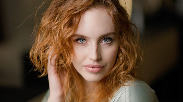 model with red hair sexy effortless beach waves TO112 sea salt serum