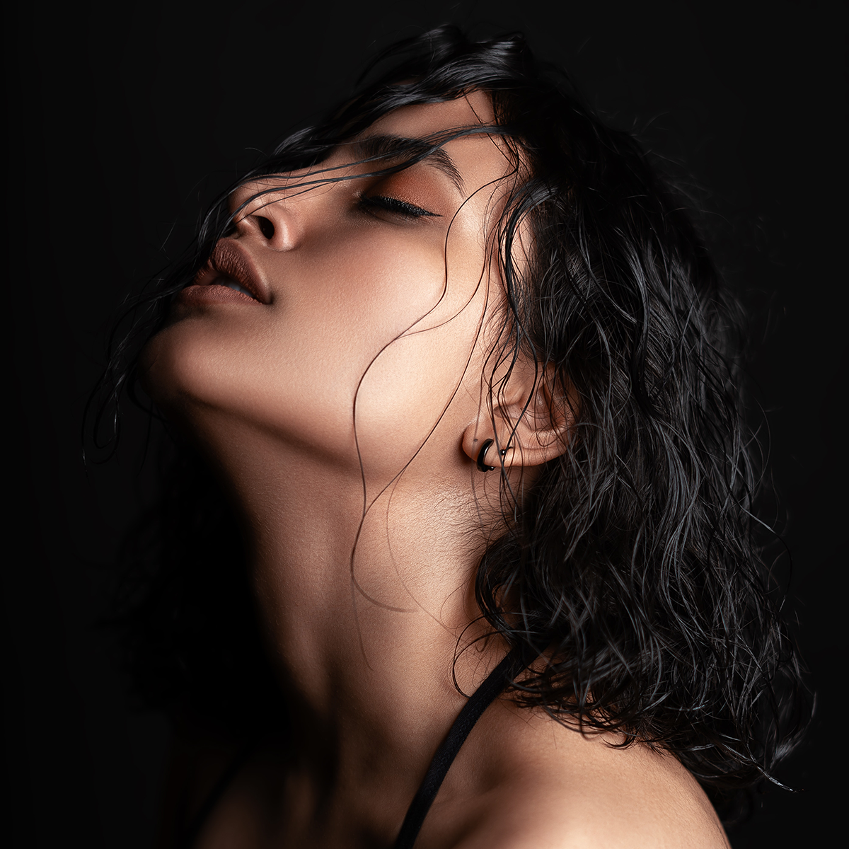model with black curly hair after using TO112 Ultimate Hair Cream